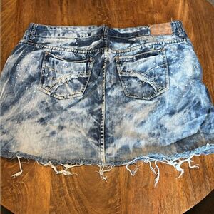 AMETHYST DISTRESSED/AIC WASH DENIM SKIRT SIZE 20